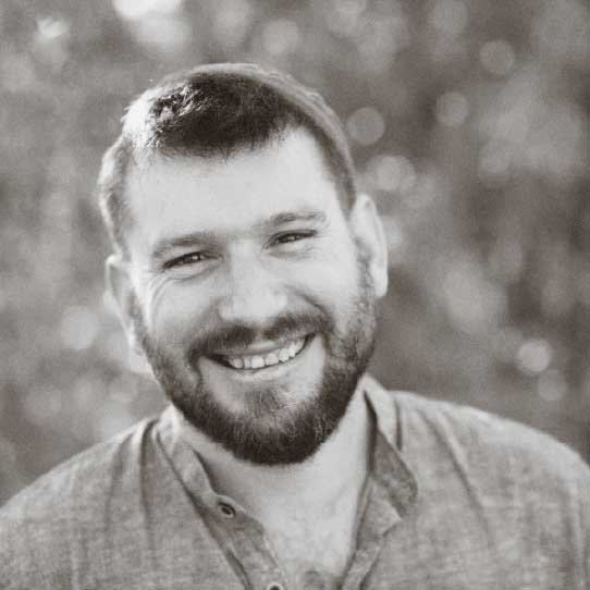 נעם וולק מלווה ומנחה במרחב חיבור - מפגשי השראה והתמקדות